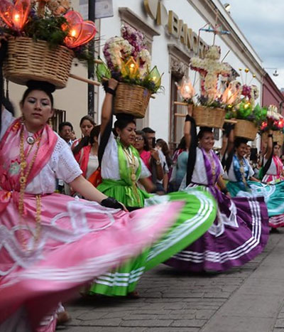 Festejo de la guelaguetza en Oaxaca